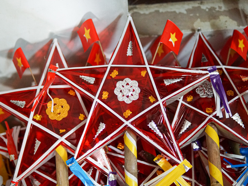 Trong những năm trở lại đây, xu hướng lựa chọn những sản phẩm đồ chơi trung thu truyền thống cho trẻ nhỏ của nhiều gia đình là động lực để những người làm đồ chơi như bà Tuyến có thêm quyết tâm để tiếp tục giữ lửa nghề, phát huy nét đẹp văn hóa dân tộc. (Ảnh: PV/Vietnam+)