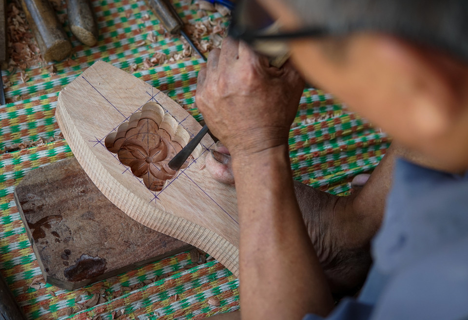 Công đoạn khó và tốn nhiều thời gian nhất là đục đẽo tạo hình trong khuôn. Điều này đòi hỏi người nghệ nhân phải tỉ mỉ, sáng tạo và cẩn thận trong từng đường nét. (Ảnh: Minh Hiếu/Vietnam+)