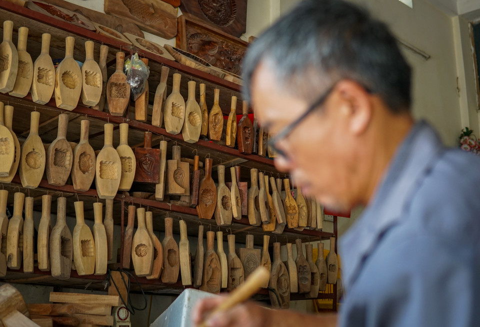 Một ngày có 24 tiếng thì nhiều khi ông dành 20 tiếng đồng hồ cho công việc, có những hôm ông làm đến 2 giờ sáng rồi chợp mắt một chút đến 5 giờ lại dậy làm. (Ảnh: Minh Hiếu/Vietnam+)