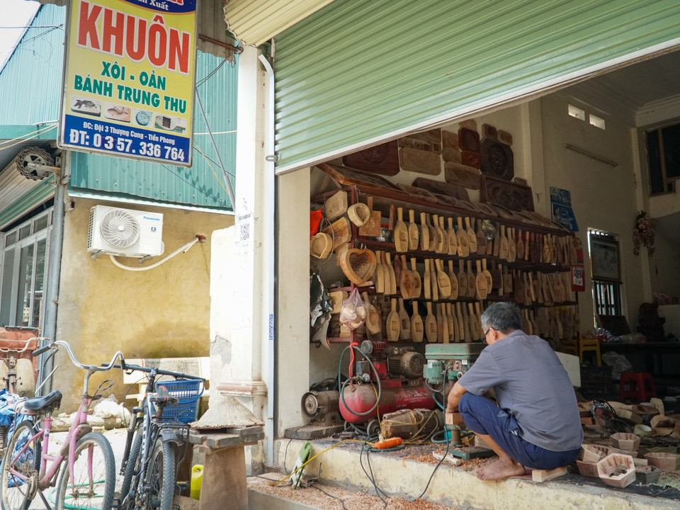 Dù tuổi ngày càng cao, mắt càng kém nhưng ông Bản vẫn miệt mài đục đẽo mỗi ngày với một tình yêu sâu đậm với nghề. Người nghệ nhân này tin rằng nghề làm khuôn bánh sẽ luôn có chỗ đứng trong xã hội. (Ảnh: Minh Hiếu/Vietnam+)