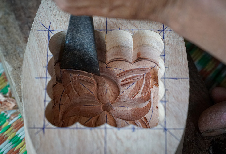 Có những đường nét rất chi tiết, nếu đục không khéo là vỡ ngay, bởi vậy có những sản phẩm cầu kì ông phải làm mất cả ngày trời. (Ảnh: Minh Hiếu/Vietnam+)