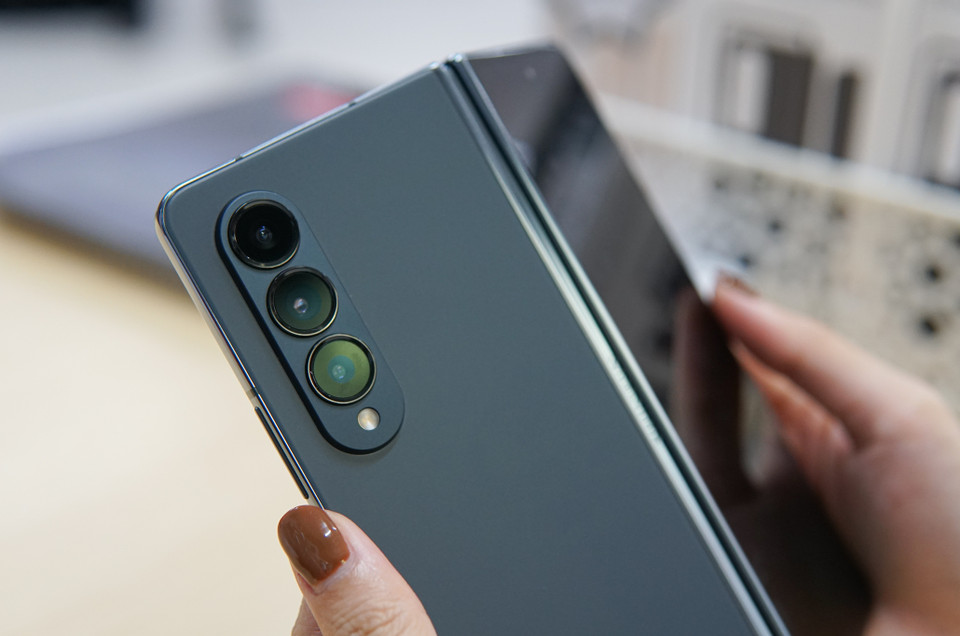 Samsung đã nâng cấp cho Z Fold 4 camera chính lên hẳn độ phân giải 50MP (Fold 3 chỉ là 12MP), có OIS, khẩu độ F1.8, lấy nét Dual Pixel AF. Bên cạnh đó máy có camera tele 10MP zoom quang 3X, zoom lai 30X, có OIS và camera góc siêu rộng 12MP giống với mẫu Galaxy S22. (Ảnh: Minh Hiếu/Vietnam+)