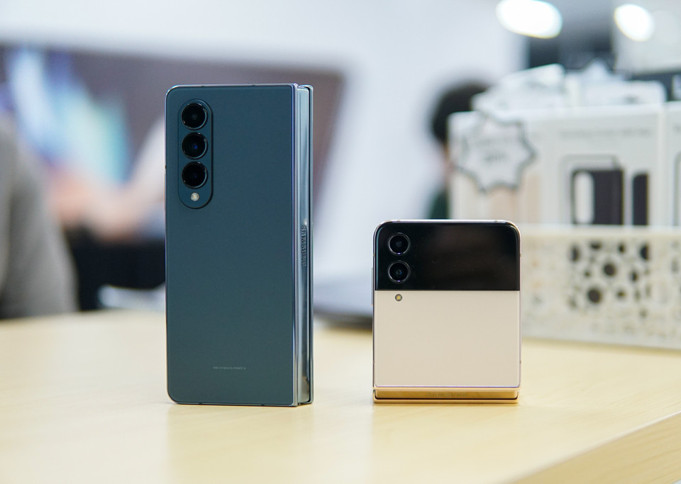 Hiện hai mẫu điện thoại trên đang được đại lý CellphoneS chào bán với giá từ 23,9 triệu đồng với Z Flip 4 và từ 40,9 triệu đồng với Z Fold. (Ảnh: Minh Hiếu/Vietnam+)