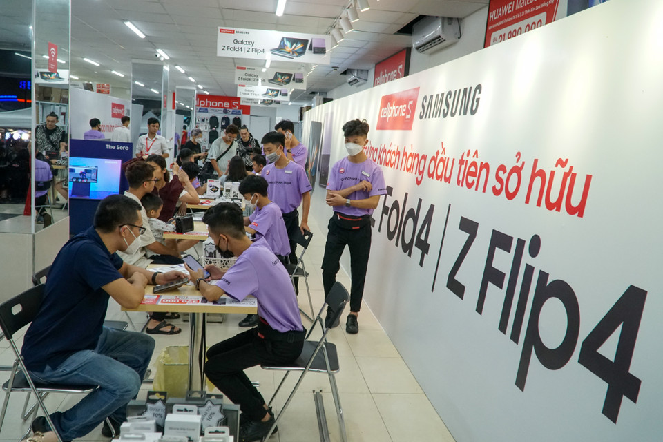 Cửa hàng CellphoneS 133 Thái Hà (quận Đống Đa, Hà Nội) là một trong số các đơn vị mở bán sớm hai mẫu máy trên. Theo ghi nhận, đa số khách hàng đều đến đặt mua mẫu Samsung Z Fold 4. (Ảnh: Minh Hiếu/Vietnam+)