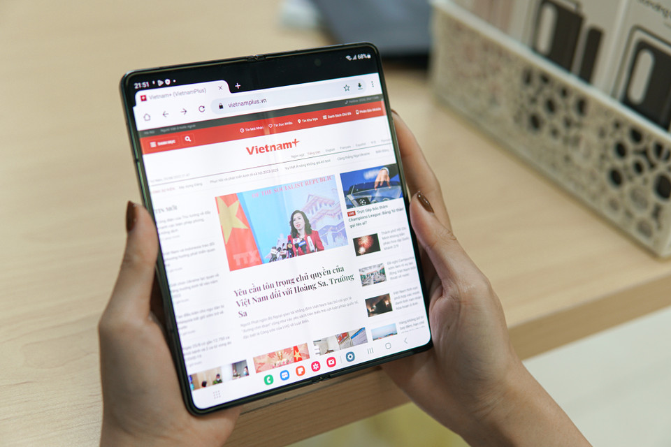 Z Fold 4 sở hữu tỉ lệ màn hình 21.6:18 so với 22.5:18 của Fold 3 khiến nó vuông vắn hơn, phù hợp khi hiển thị các nội dung nhiều văn bản hơn. (Ảnh: Minh Hiếu/Vietnam+)