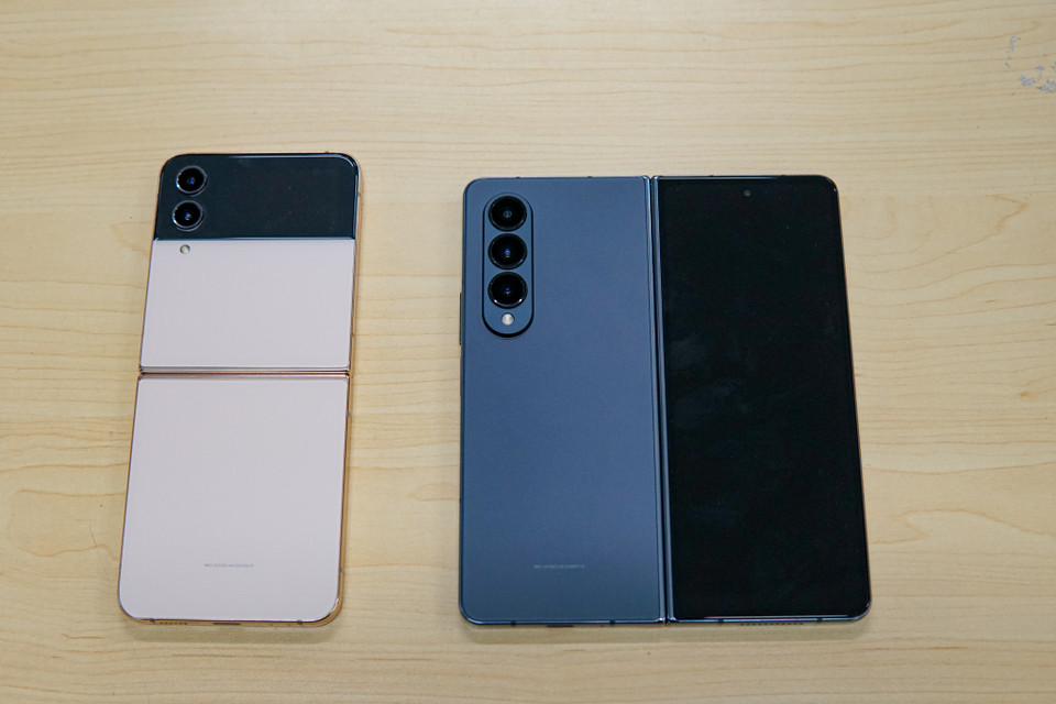 Tối qua (25/8), các đại lý bán lẻ chính thức mở bán và giao hàng sớm cặp đôi flagship mới nhất của Samsung là Z Flip 4, Z Fold 4 tới khách hàng trên toàn quốc. (Ảnh: Minh Hiếu/Vietnam+)