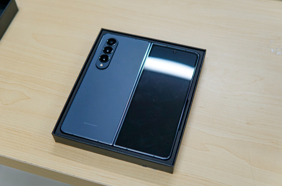 Ở Z Fold 4, Samsung gần như giữ nguyên kiểu dáng của thế hệ trước. Máy được thu gọn lại phần viền màn hình cả bên ngoài lẫn bên trong để 2 màn hình này rộng rãi hơn. (Ảnh: Minh Hiếu/Vietnam+)