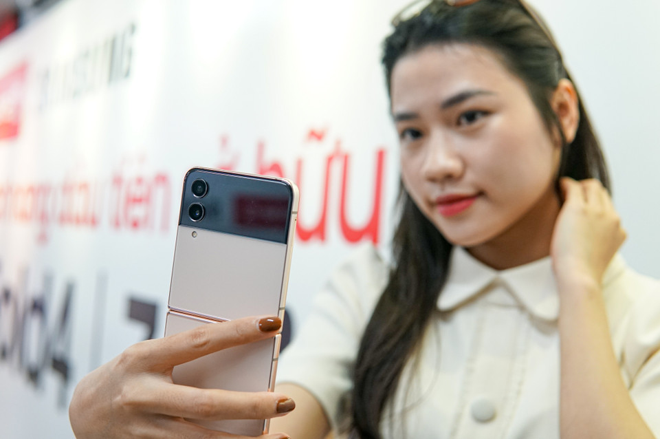 Bên cạnh Z Fold 4, Z Flip 4 lại chủ yếu hướng đến phái nữ với ngoại hình nhỏ gọn, bóng bẩy và thời trang. (Ảnh: Minh Hiếu/Vietnam)
