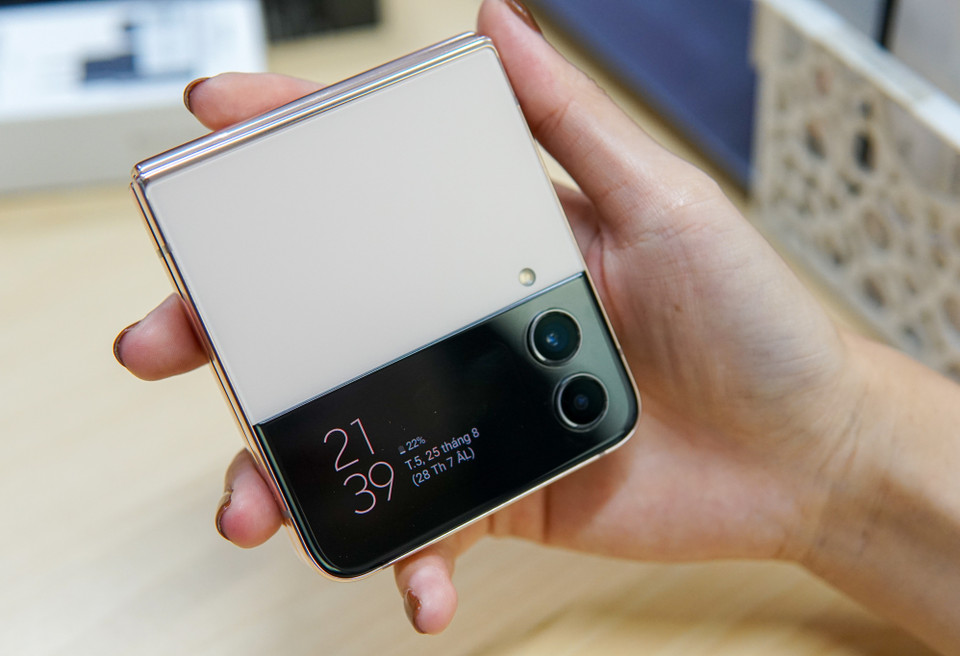 Màn hình phụ hiển thị của máy có kích thước 1,9 inch, mặt lưng kính Gorilla Glass DX nhám mờ tương phản tốt với phần khung kim loại mang đến một thiết kế có tổng thể tinh tế và góc cạnh hơn. (Ảnh: Minh Hiếu/Vietnam+)