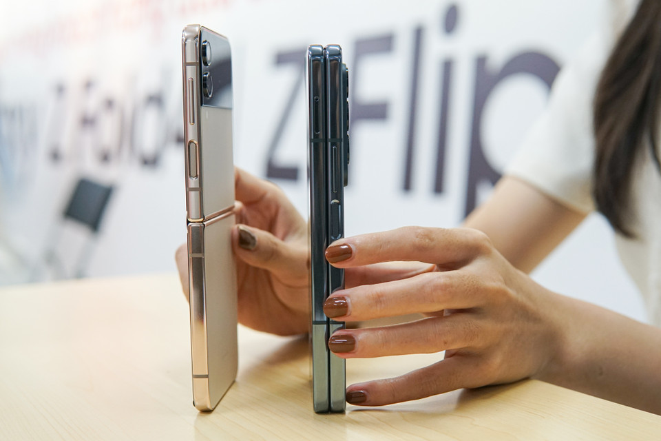 Khung nhôm trên phiên bản Z Flip mới được hoàn thiện bóng thay vì mờ như trước đây. (Ảnh: Minh Hiếu/Vietnam+)