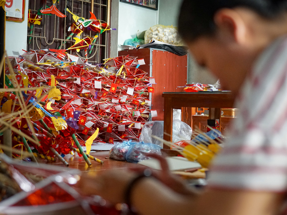 Mỗi năm chỉ có một mùa, lợi nhuận thu được mỗi mùa chẳng được là bao nhưng có lẽ vì tình yêu trẻ và niềm đam mê đã giúp bà Tuyến duy trì, gắn bó với nghề hơn 40 năm qua. (Ảnh: PV/Vietnam+) 