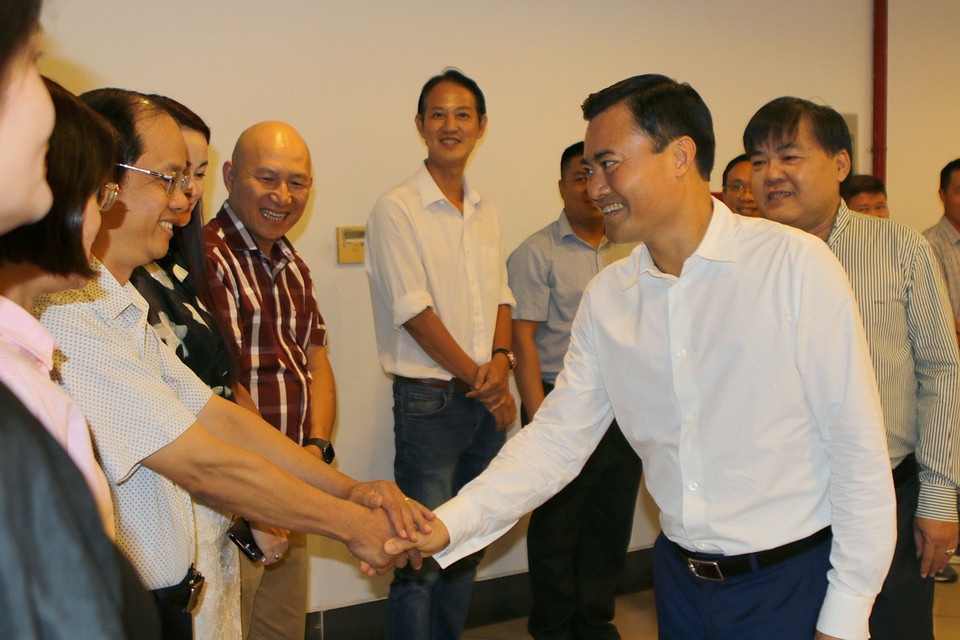 Ông Bùi Xuân Cường (phải), Phó Chủ tịch UBND Thành phố Hồ Chí Minh đến thăm, làm việc và chúc mừng Cơ quan TTXVN khu vực phía Nam. (Ảnh: Thanh Vũ/TTXVN)