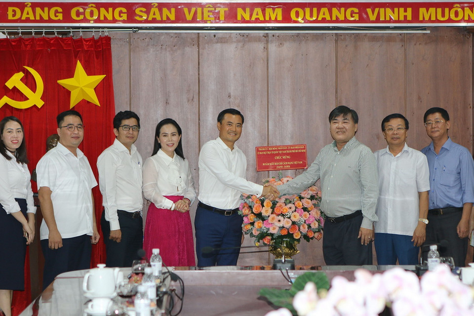 Ông Bùi Xuân Cường, Phó Chủ tịch UBND Thành phố Hồ Chí Minh đến thăm, làm việc và chúc mừng Cơ quan TTXVN khu vực phía Nam. (Ảnh: Thanh Vũ/TTXVN)