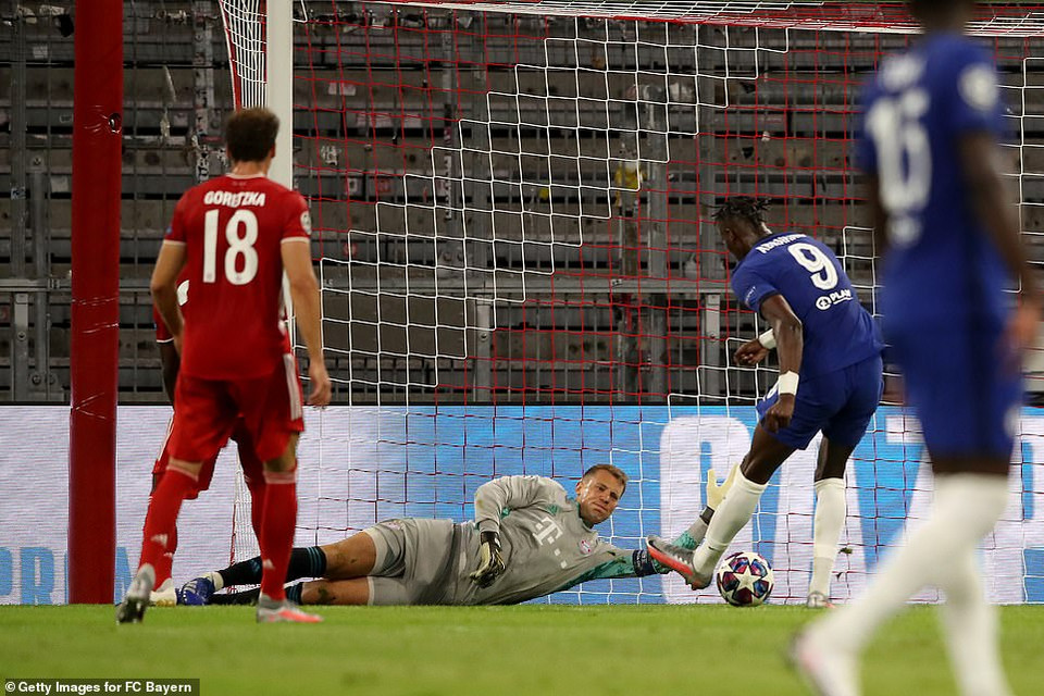 Đến cuối hiệp 1, Tammy Abraham ghi bàn rút ngắn tỷ số xuống còn 1-2.