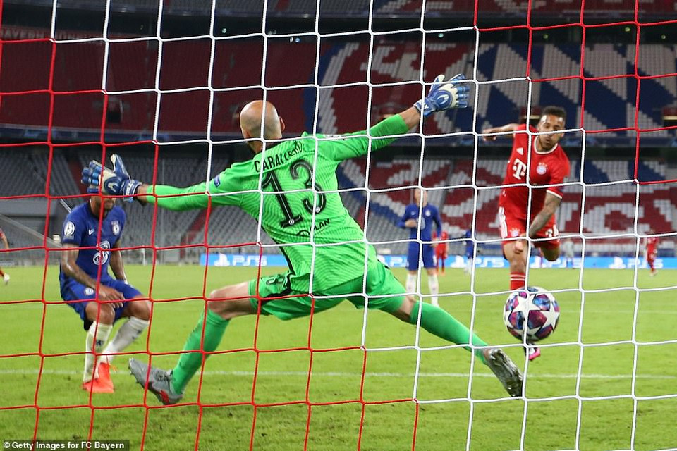 Sang hiệp 2, Bayern tiếp tục là đội chơi tốt hơn và tận dụng thành công các cơ hội của mình.