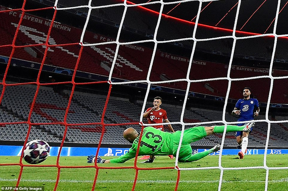 ...ghi bàn nhân đôi cách biệt cho đội chủ sân Allianz Arena.