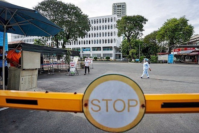 Bệnh viện Bệnh nhiệt đới Thành phố Hồ Chí Minh tạm thời phong tỏa để tiến hành truy xuất, điều tra dịch tễ. (Ảnh: Thu Hương/TTXVN)