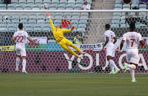 Xứ Wales là đội có pha bóng nguy hiểm trước với pha đánh đầu của Moore buộc thủ môn Yann Sommer phải bay hết người cản phá. (Nguồn: Getty Images)