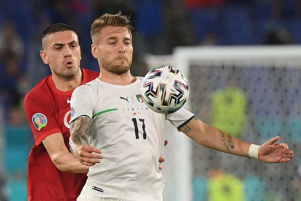 Italy (áo trắng) là đội nắm thế trận và tạo nhiều pha bóng nguy hiểm hơn. (Nguồn: Getty Images)