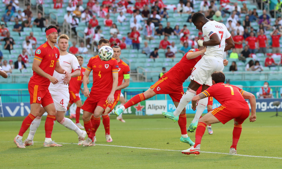 Sang hiệp 2, Thụy Sĩ chủ động chơi dâng cao và tạo nên sự khác biệt với pha lập công của Breel Embolo. (Nguồn: Reuters)