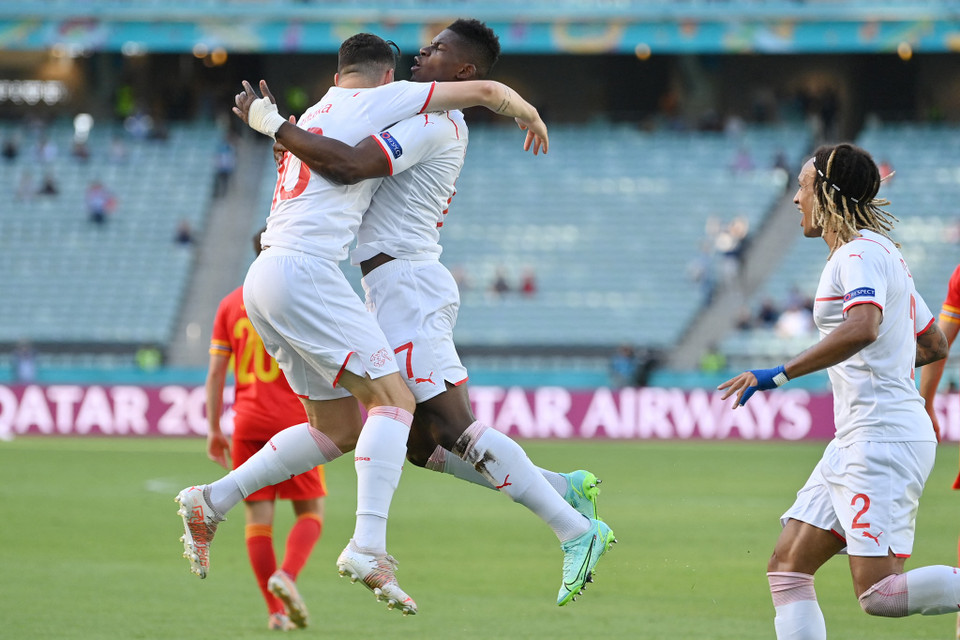 Sau bàn thắng của Breel Embolo, trận đấu đã trở nên hấp dẫn hơn rất nhiều, đặc biệt là khi Xứ Wales buộc phải dâng cao. (Nguồn: UEFA)