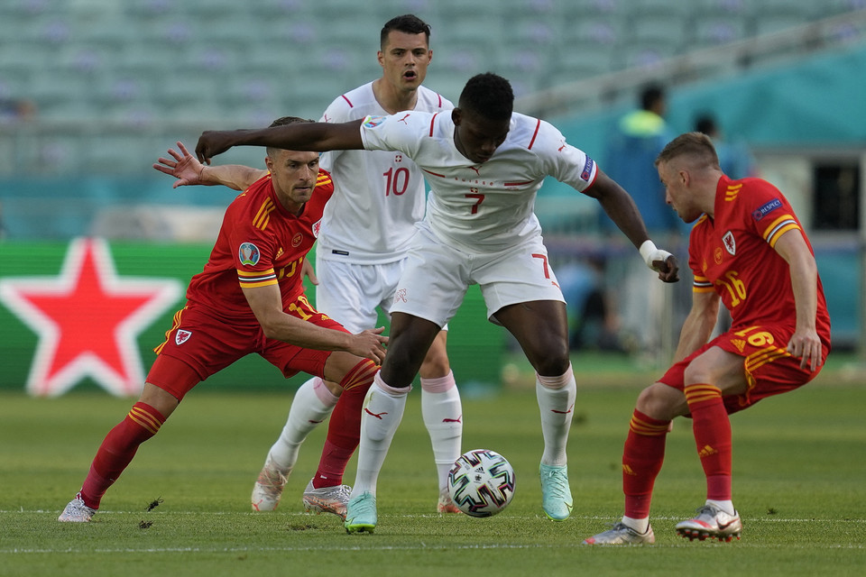 Trong khi đó, Thụy Sĩ là đội kiểm soát nhiều bóng hơn nhưng phải cuối hiệp 1 mới có tình huống đáng chú ý sau nỗ lực của Breel Embolo nhưng đồng đội lại không tận dụng thành công. (Nguồn: Gettty)