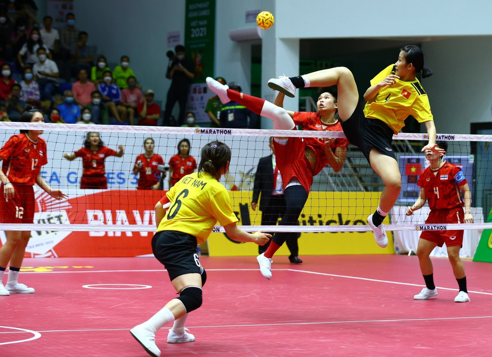 Pha lên lưới của đội tuyển Thái Lan (áo đỏ) trong trận gặp đội chủ nhà. (Ảnh: An Thành Đạt/TTXVN)
