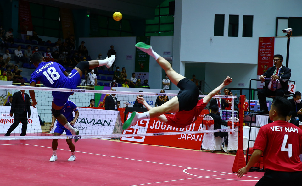 Pha lên lưới của vận động viên đội tuyển Việt Nam (áo đỏ) trong trận gặp Campuchia. (Ảnh: An Thành Đạt/TTXVN)