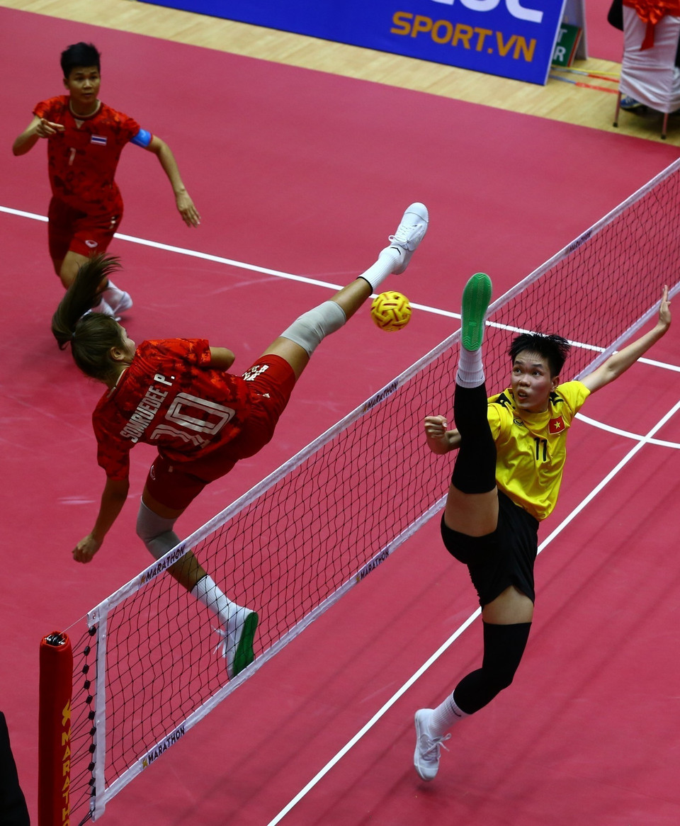 Pha lên lưới của đội tuyển Việt Nam (áo màu vàng) trong trận gặp đội tuyển Thái Lan. (Ảnh: An Thành Đạt/TTXVN)