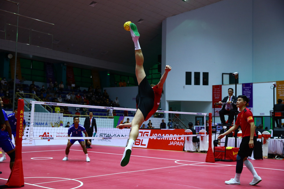 Pha lên lưới của vận động viên đội tuyển Việt Nam (áo đỏ) trong trận gặp Campuchia. (Ảnh: An Thành Đạt/TTXVN)