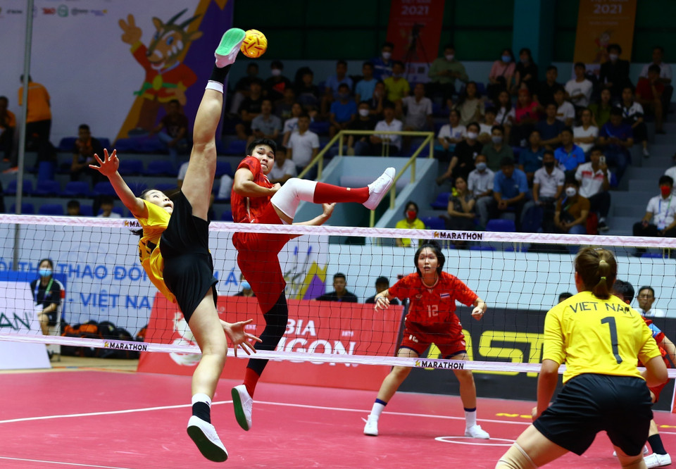 Pha lên lưới của cầu thủ đội tuyển Việt Nam (áo vàng) trong trận gặp Thái Lan. (Ảnh: An Thành Đạt/TTXVN)