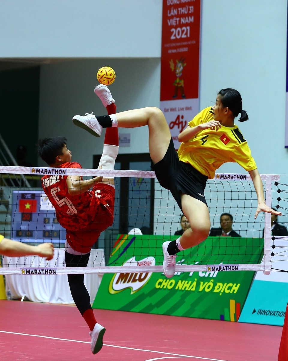 Pha lên lưới của đội tuyển nữ Thái Lan (áo đỏ) trong trận gặp đội chủ nhà. (Ảnh: An Thành Đạt/TTXVN)