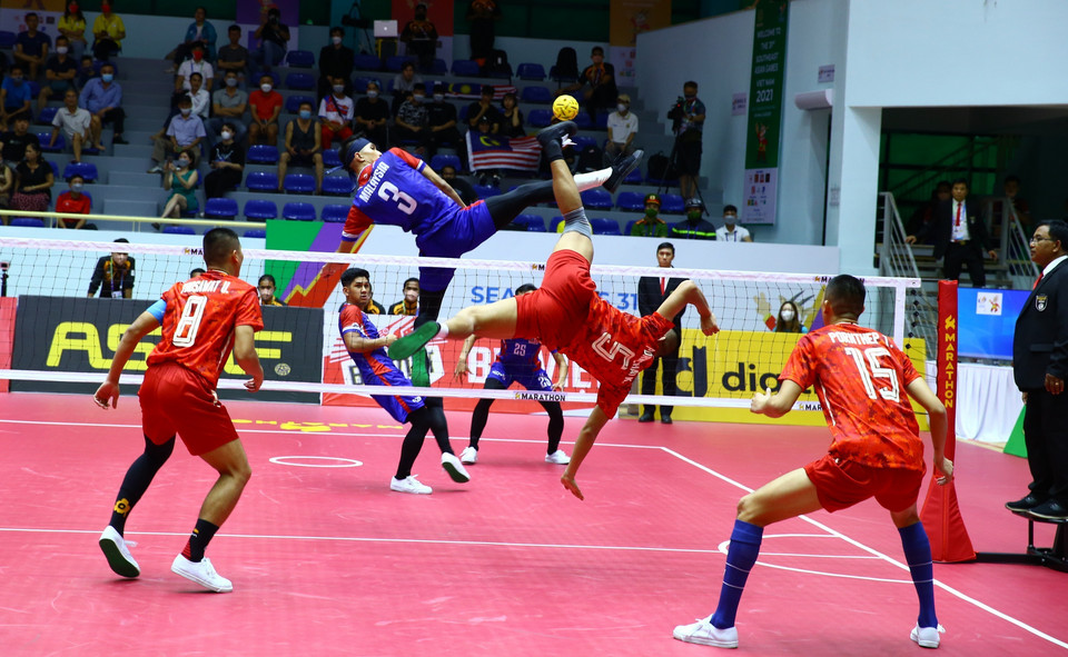 Pha lên lưới của vận động viên đội tuyển Thái Lan (áo đỏ) trong trận gặp đội tuyển Malaysia. (Ảnh: An Thành Đạt/TTXVN)