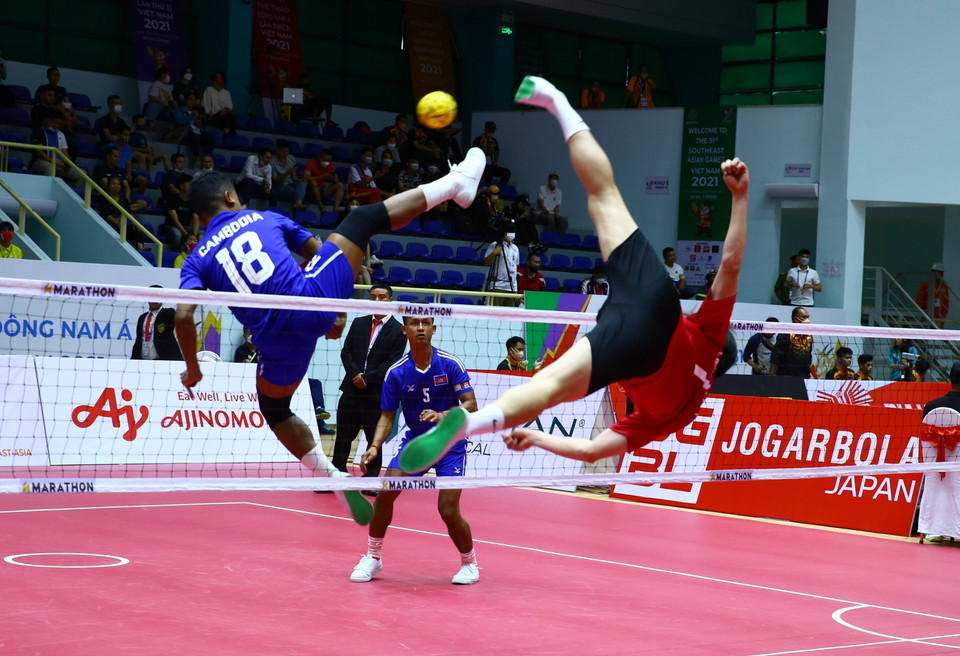 Pha lên lưới của vận động viên đội tuyển Việt Nam (áo đỏ) trong trận gặp Campuchia. (Ảnh: An Thành Đạt/TTXVN)