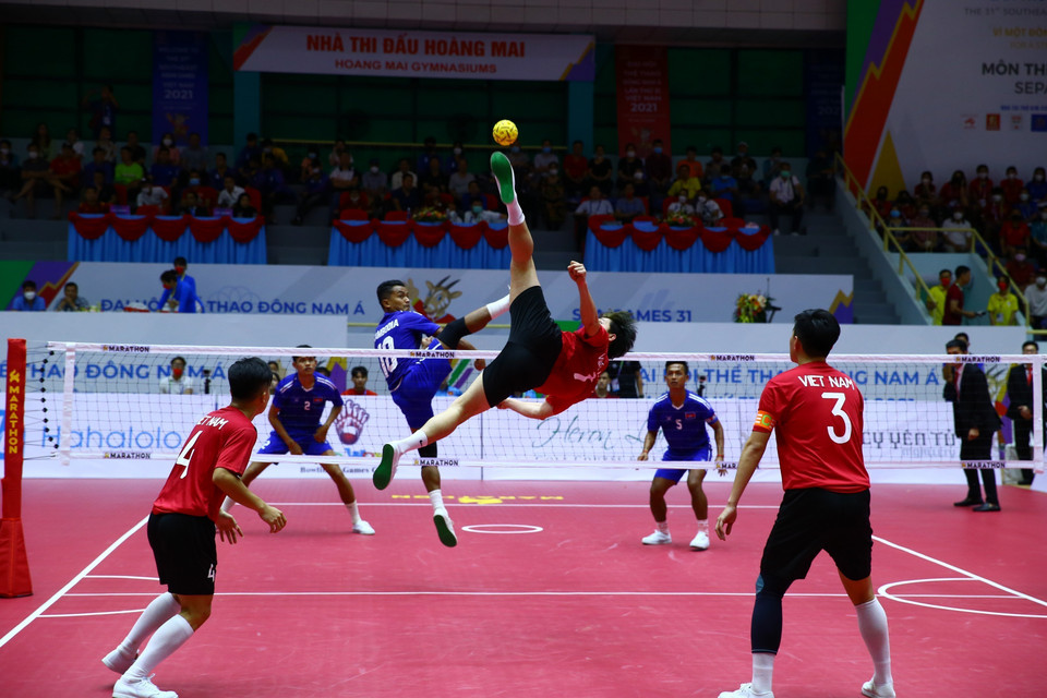 Pha lên lưới của vận động viên đội tuyển Việt Nam (áo đỏ) trong trận gặp Campuchia. (Ảnh: An Thành Đạt/TTXVN)