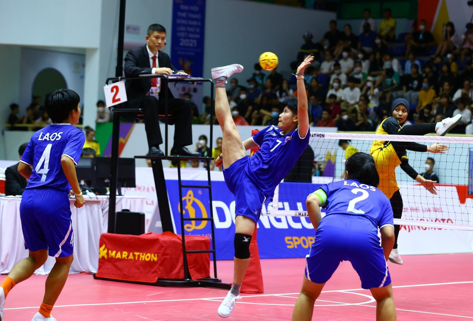 Pha lên lưới của đội tuyển nữ Lào (áo màu xanh) trong trận gặp đội tuyển Malaysia (áo màu vàng). (Ảnh: An Thành Đạt/TTXVN)