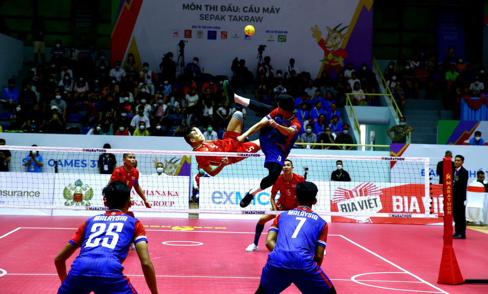 Pha lên lưới của vận động viên đội tuyển Thái Lan (áo đỏ) trong trận gặp đội tuyển Malaysia. (Ảnh: An Thành Đạt/TTXVN)