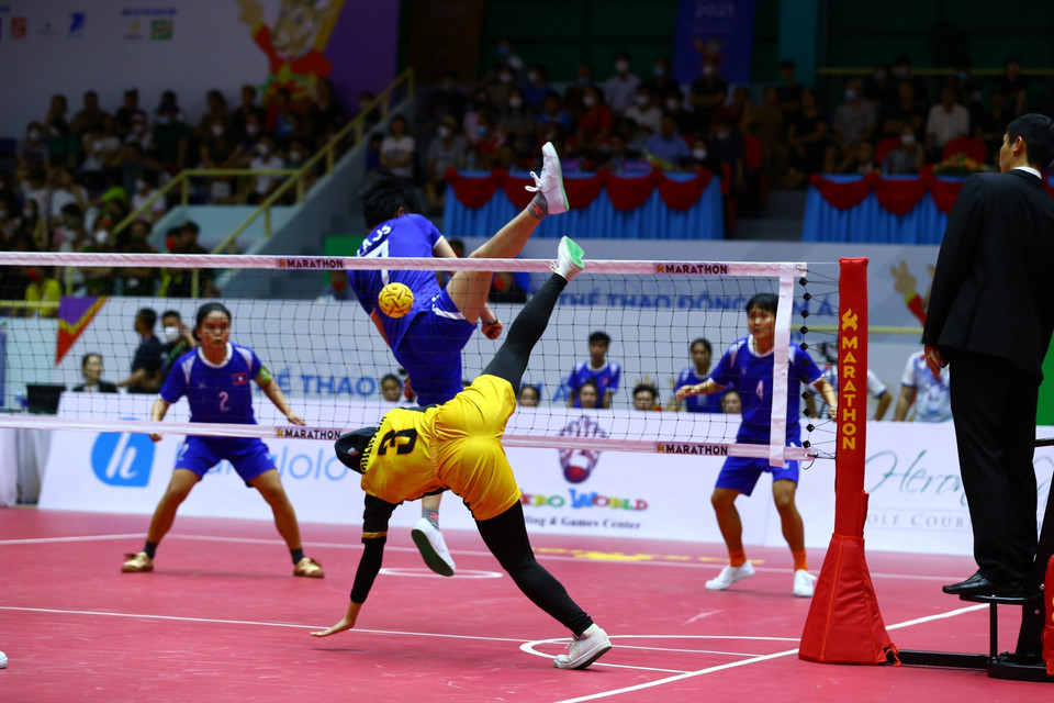 Pha lên lưới của đội tuyển nữ Lào (áo xanh) trong trận gặp đội tuyển Malaysia (áo vàng). (Ảnh: An Thành Đạt/TTXVN)