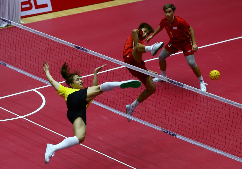 Pha lên lưới của cầu thủ đội tuyển nữ Việt Nam (áo vàng) trong trận gặp Thái Lan. (Ảnh: An Thành Đạt/TTXVN)