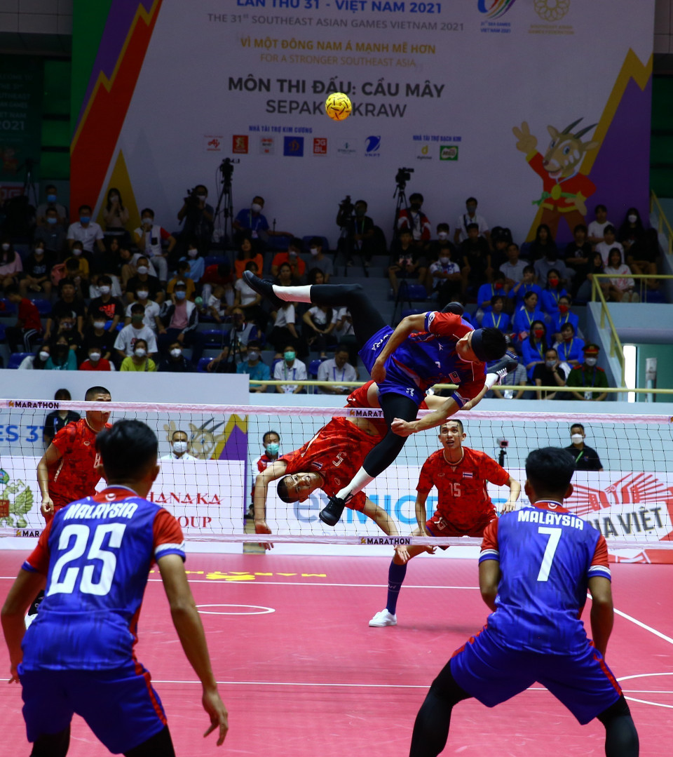 Pha lên lưới của vận động viên đội tuyển Thái Lan (áo đỏ) trong trận gặp đội tuyển Malaysia. (Ảnh: An Thành Đạt/TTXVN)