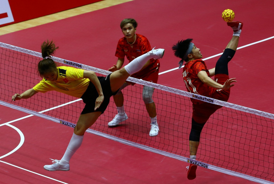 Pha lên lưới của đội tuyển Thái Lan (áo đỏ) trong trận gặp đội chủ nhà. (Ảnh: An Thành Đạt/TTXVN)