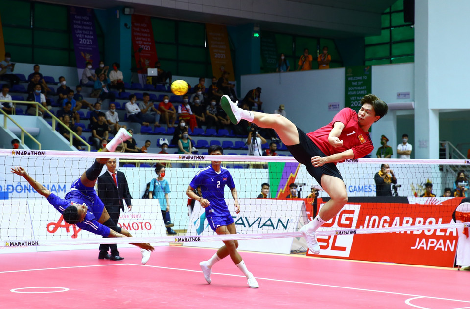 Pha cản phá cầu của vận động viên đội tuyển Việt Nam (áo đỏ) trong trận gặp Campuchia. (Ảnh: An Thành Đạt/TTXVN)