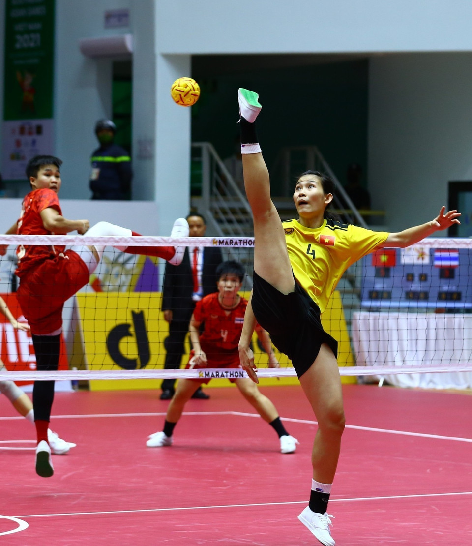 Pha lên lưới của cầu thủ đội tuyển nữ Việt Nam (áo vàng) trong trận gặp Thái Lan. (Ảnh: An Thành Đạt/TTXVN)