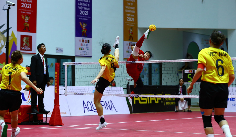 Pha lên lưới của đội tuyển nữ Thái Lan (áo đỏ) trong trận gặp đội chủ nhà. (Ảnh: An Thành Đạt/TTXVN)