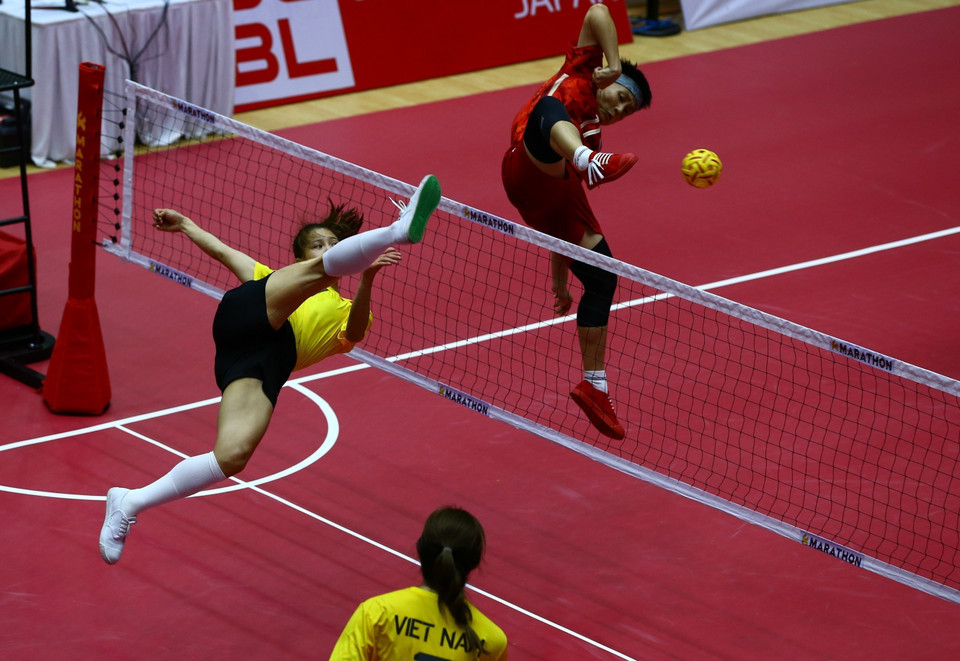 Pha lên lưới của đội tuyển Việt Nam (áo màu vàng) trong trận gặp đội tuyển Thái Lan. (Ảnh: An Thành Đạt/TTXVN)