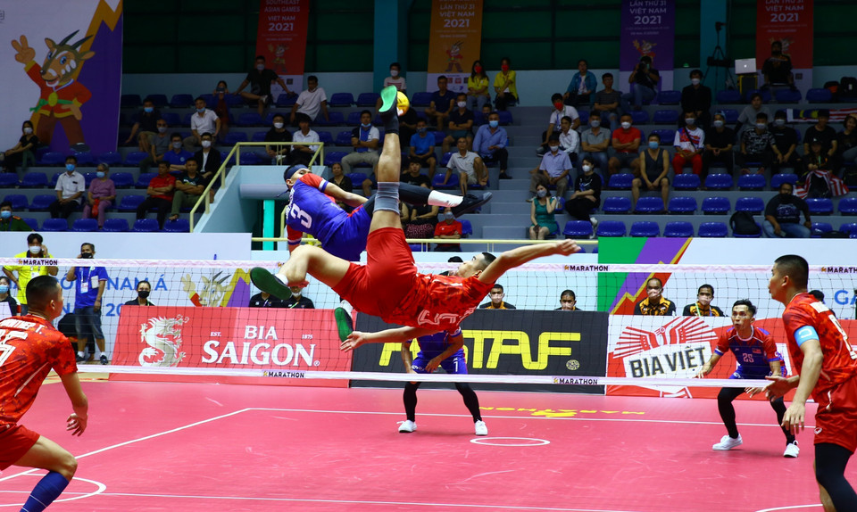 Pha lên lưới của vận động viên đội tuyển Thái Lan (áo đỏ) trong trận gặp đội tuyển Malaysia. (Ảnh: An Thành Đạt/TTXVN)