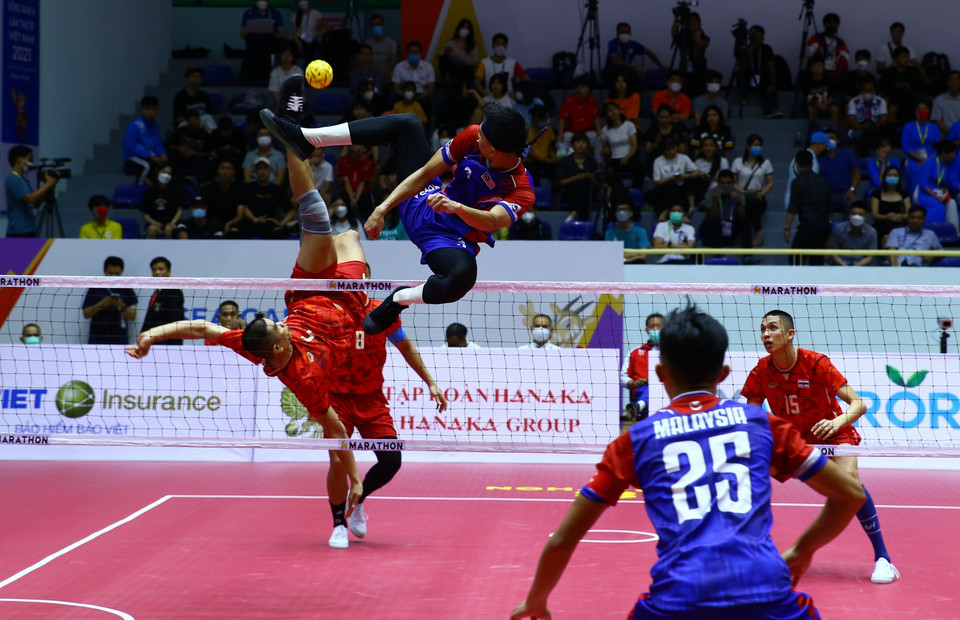 Pha lên lưới của vận động viên đội tuyển Thái Lan (áo đỏ) trong trận gặp đội tuyển Malaysia. (Ảnh: An Thành Đạt/TTXVN)