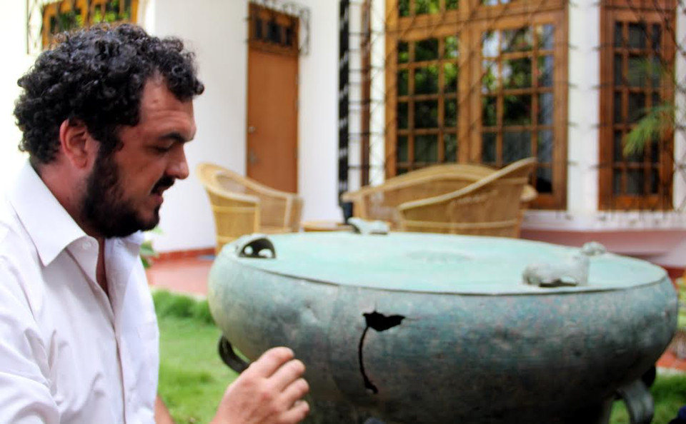 Nhà khảo cổ Nuno Vasco Oliveira giới thiệu về phát hiện đáng chú ý này. (Ảnh: Trung Sơn/Vietnam+)