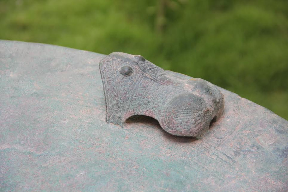 Một trong 4 khối tượng cóc trên mặt trống. (Ảnh: Trung Sơn/Vietnam+)