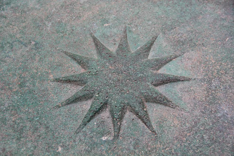 Hình ngôi sao 12 cánh trên mặt trống, có thể tượng trưng cho 12 tháng trong năm. (Ảnh: Trung Sơn/Vietnam+)